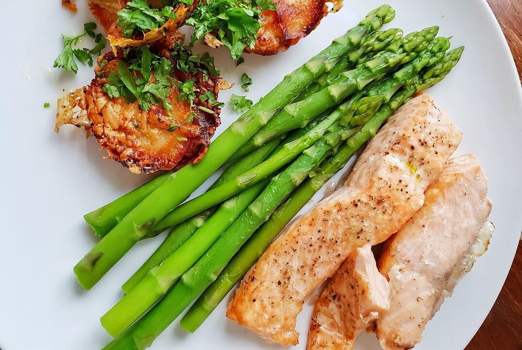 Baked fish with asparagus on the low carb diet menu
