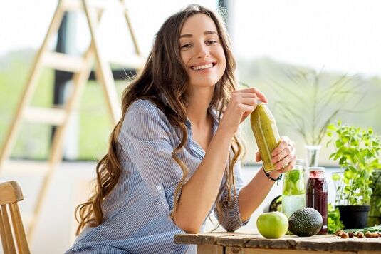 girl drinking green juice for weight loss